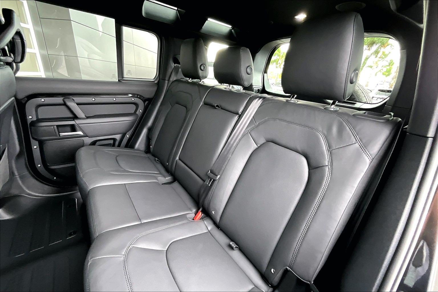 New 2026 Santorini Black Land Rover X-Dynamic SE image 10