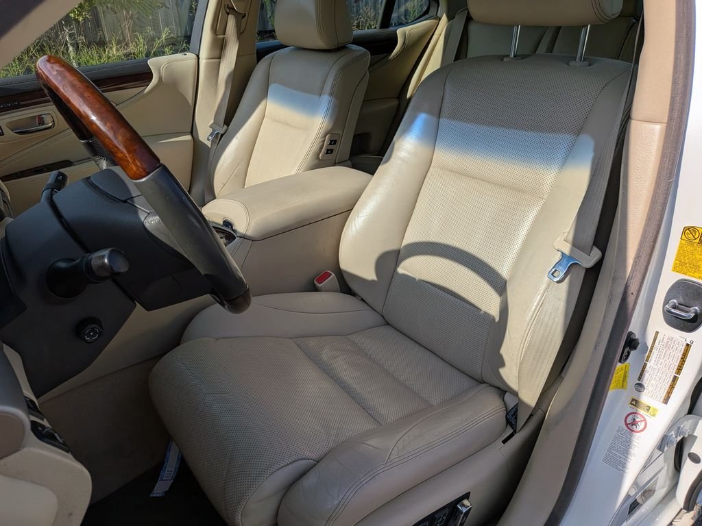 Used 2013  Lexus 460 image 11