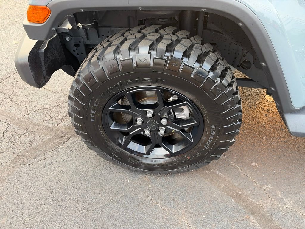 Certified Used 2025 Gray Jeep High Tide image 14