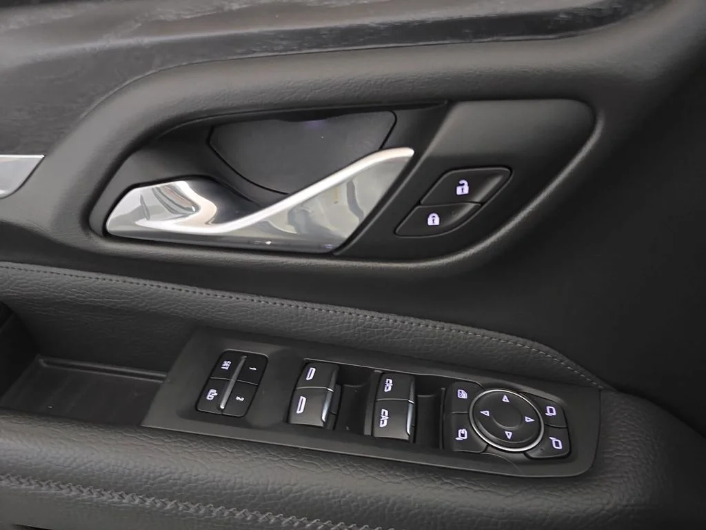 Used 2021 White GMC Denali image 29