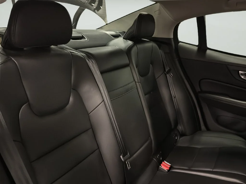 Used 2019 Black Volvo T6 Momentum image 12
