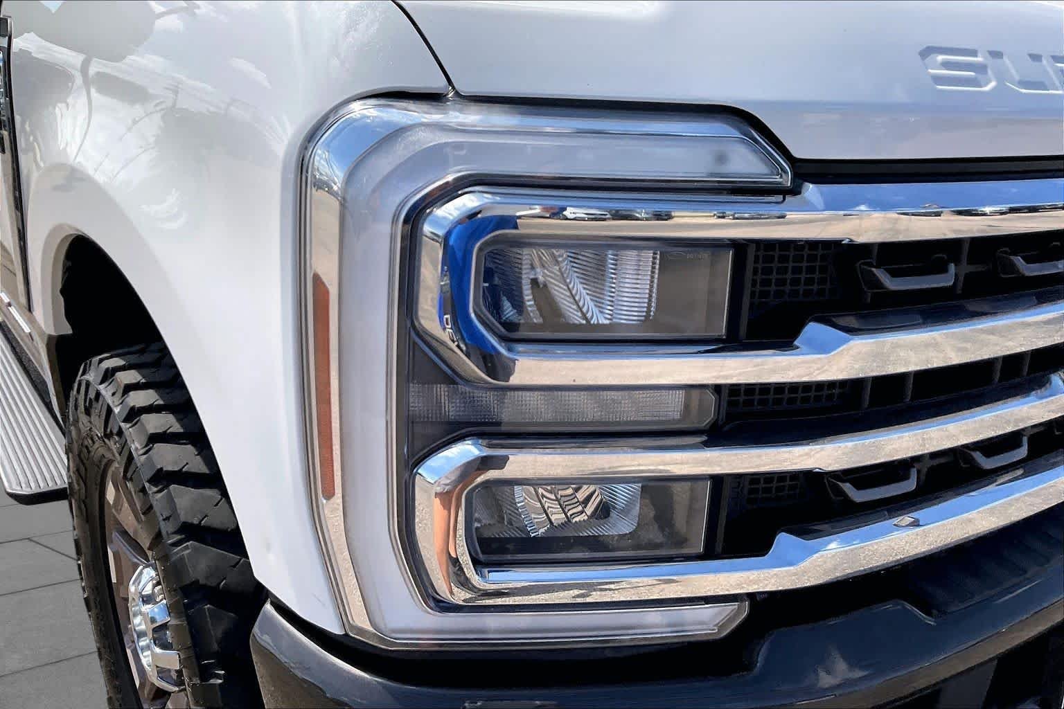 Used 2024 Star White Metallic Tri-Coat/Darkened Bronze Ford King Ranch image 27