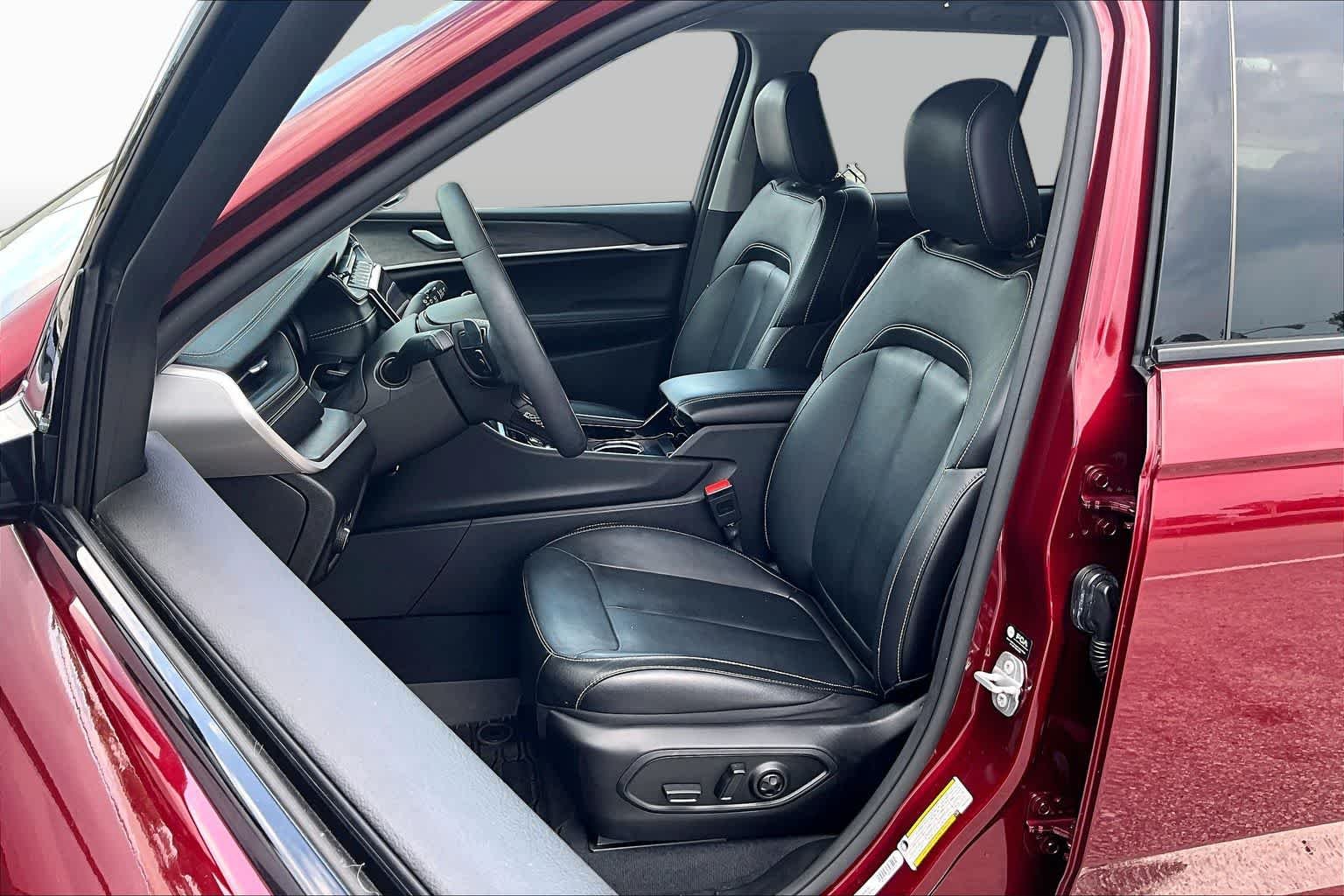 Used 2023 Velvet Red Pearlcoat Jeep Limited image 8