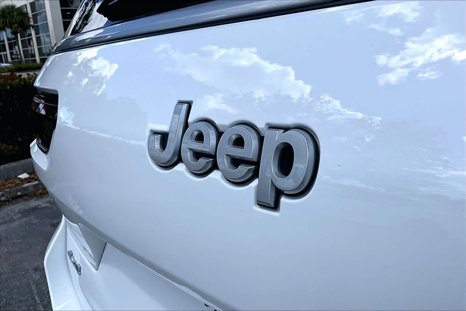 Used 2024 Bright White Clearcoat Jeep Summit image 31
