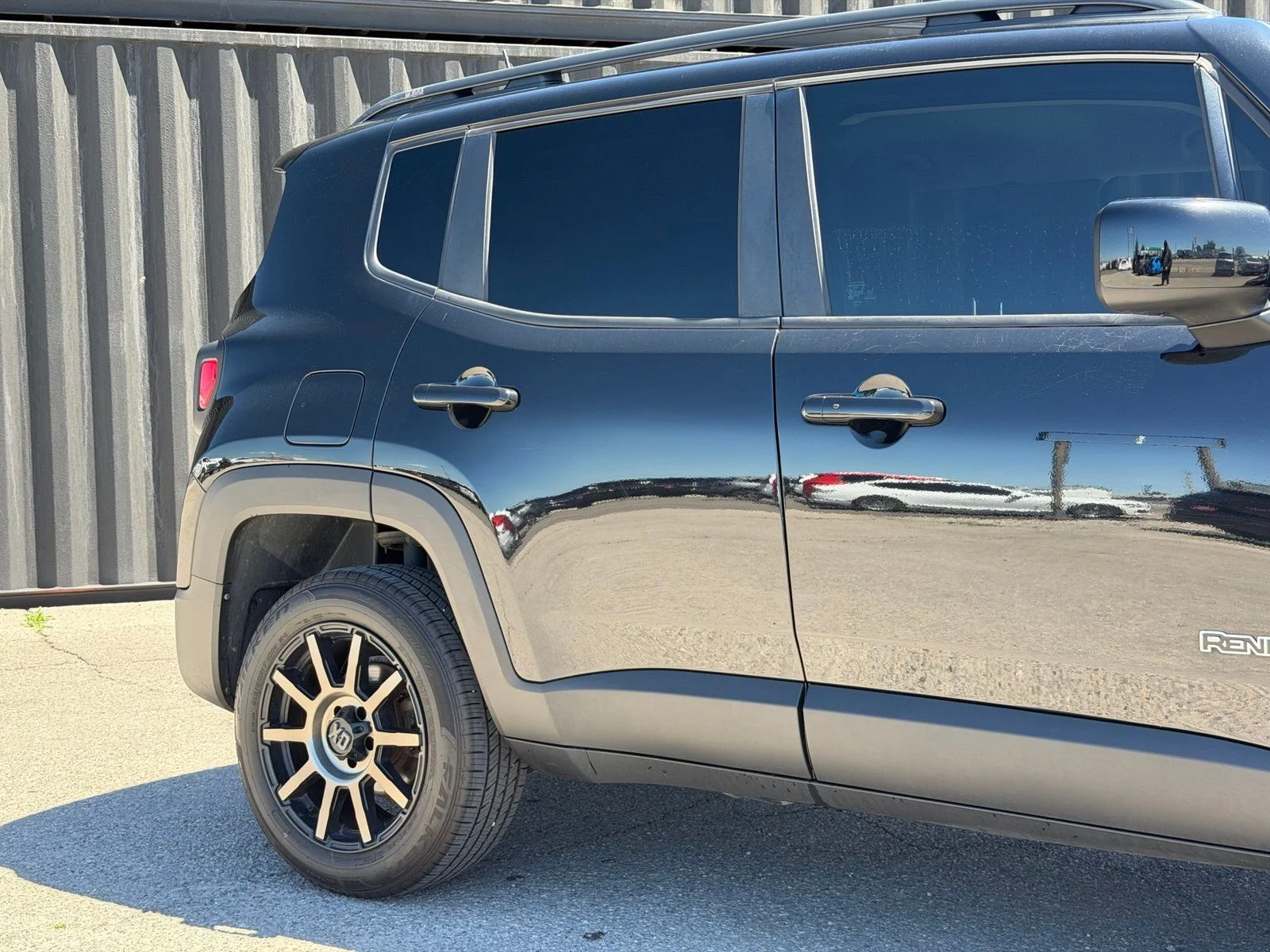 Used 2018 Black Jeep Latitude image 5