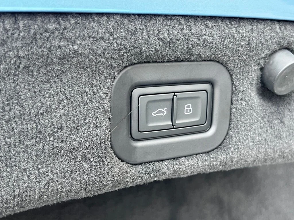 Used 2026  Bentley Azure image 19