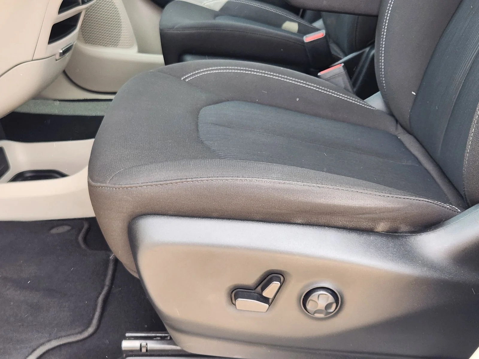 Used 2024 Silver Chrysler LX image 23