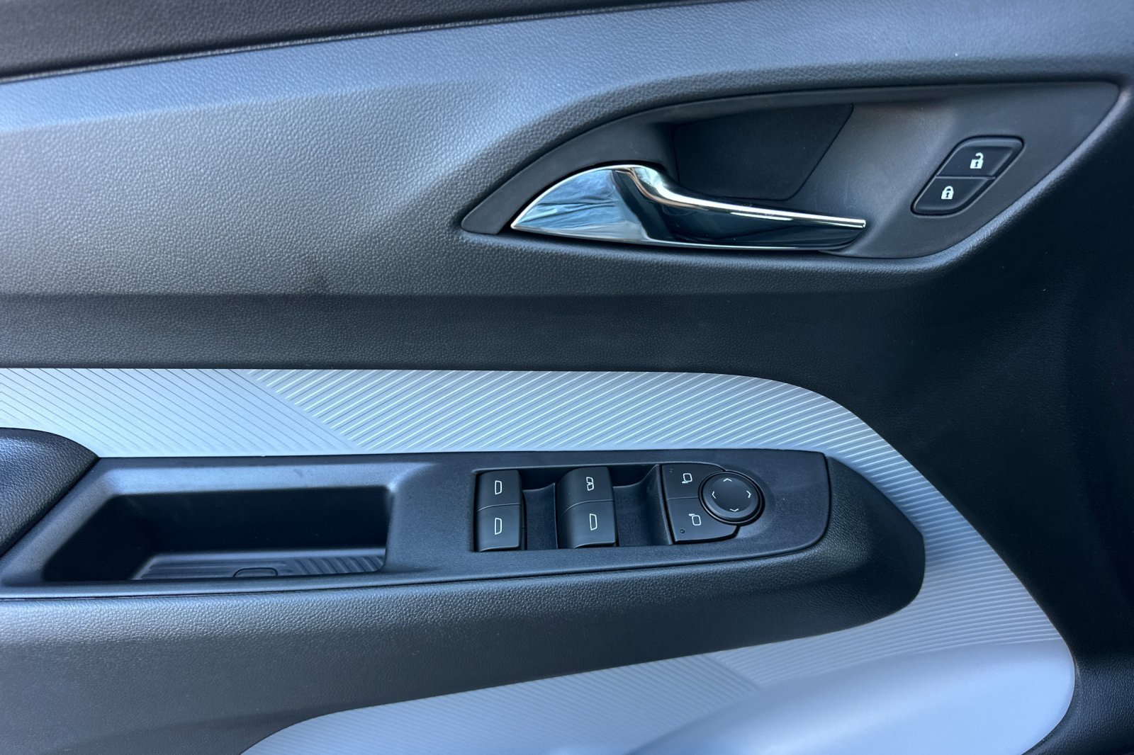 2027 Chevrolet Bolt LT - Photo 11