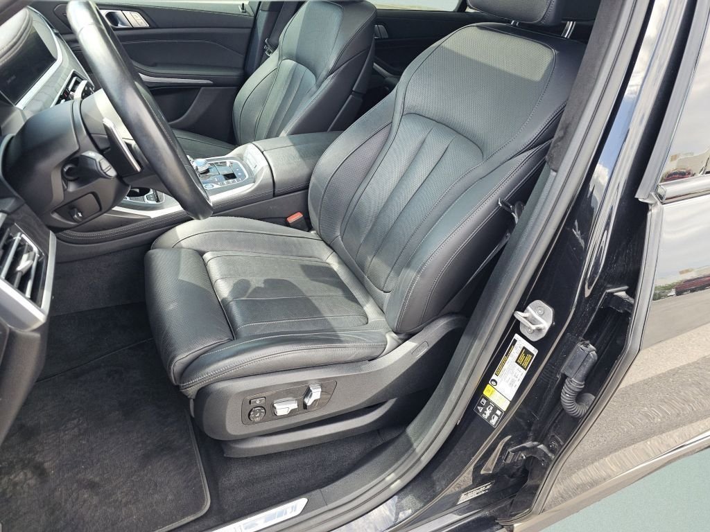 Used 2022 Black Sapphire Metallic BMW M50i image 6