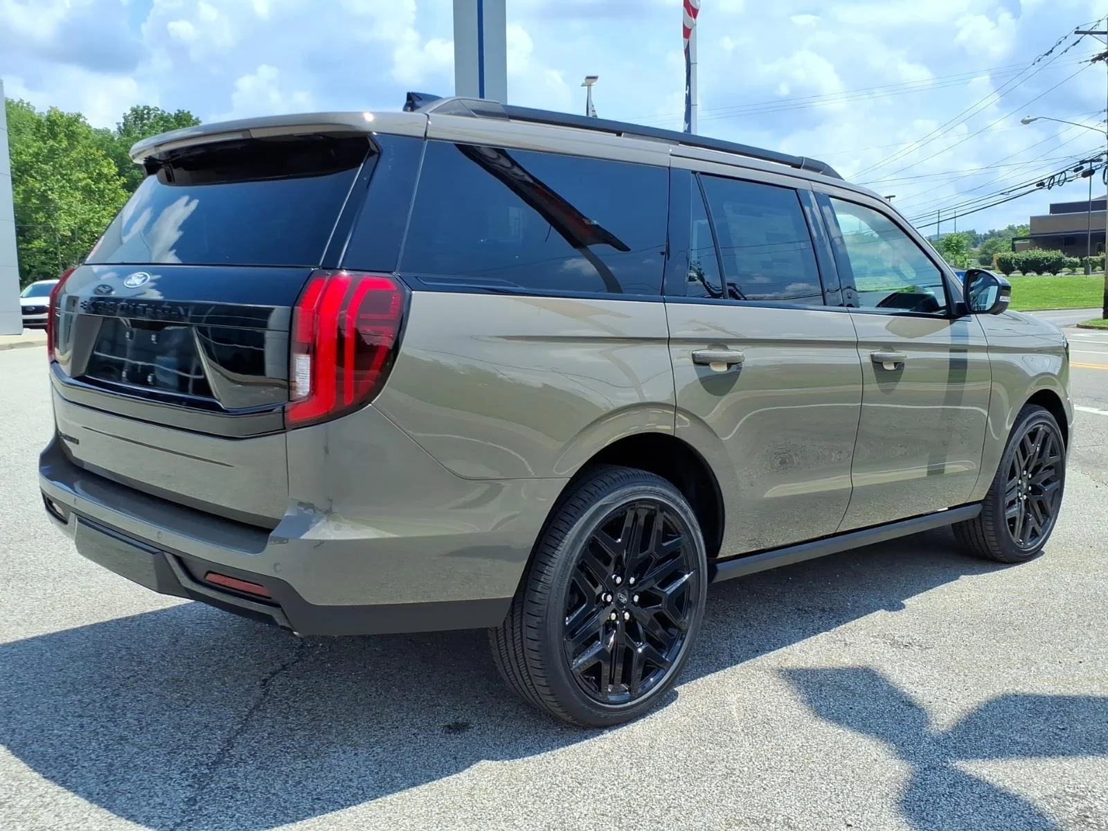 New 2027 Marsh Gray FORD Platinum image 2