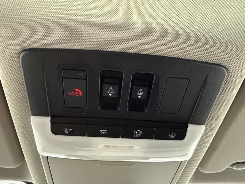 Used 2021 White Nissan SL image 34