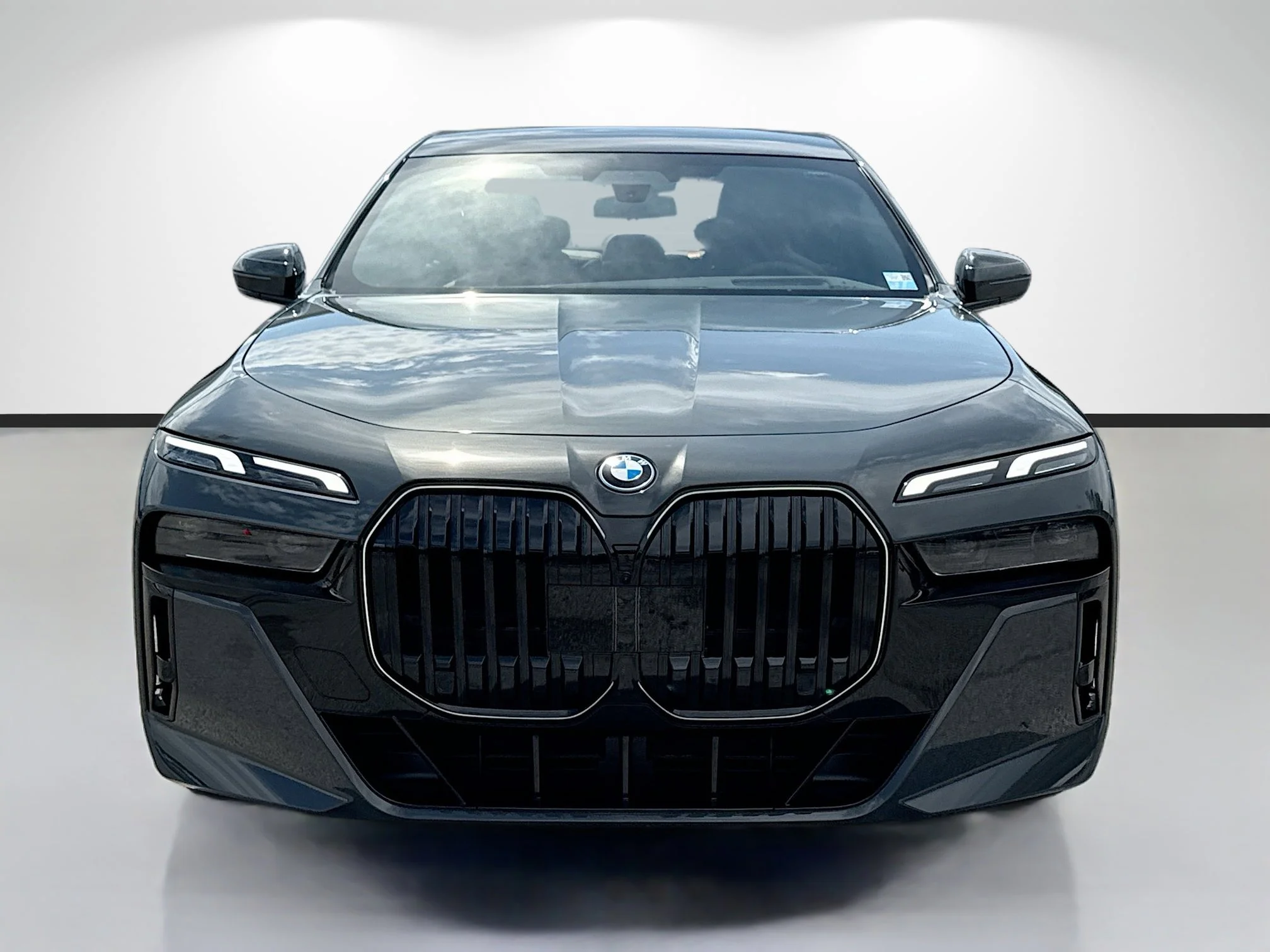 New 2026 Dravit Grey Metallic BMW 750e xDrive image 8