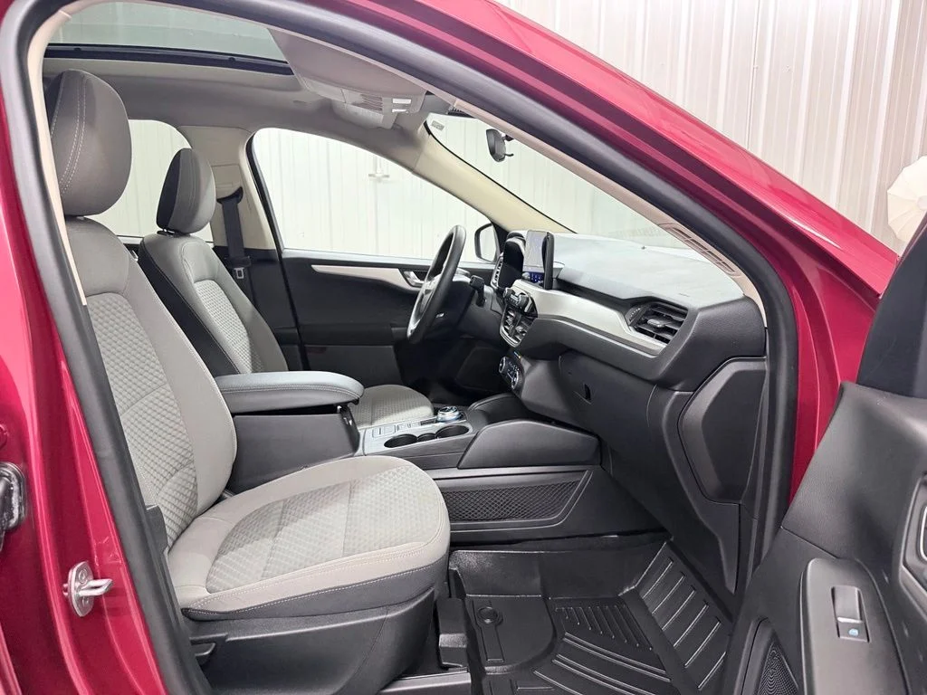 Used 2020 Red Ford SE image 41