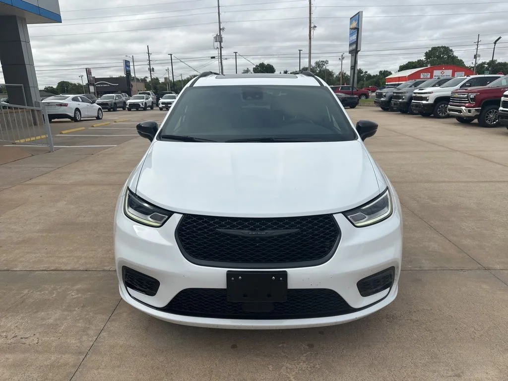 Used 2025 White Chrysler Limited image 31