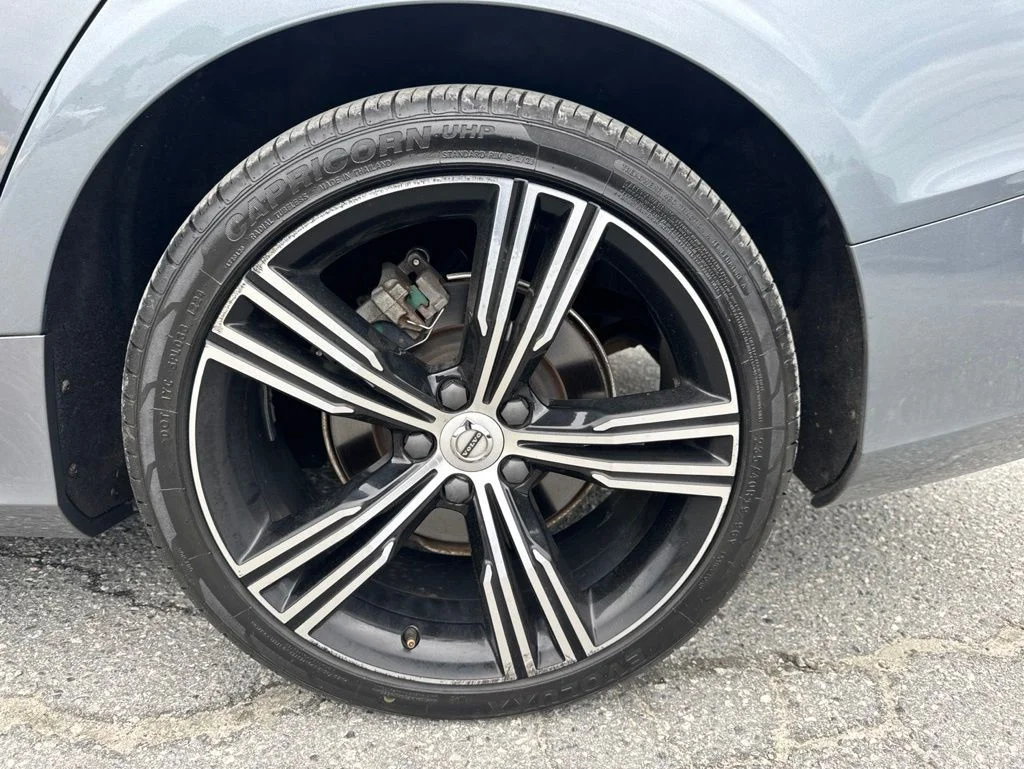 Used 2020 Gray Volvo T5 Momentum image 29