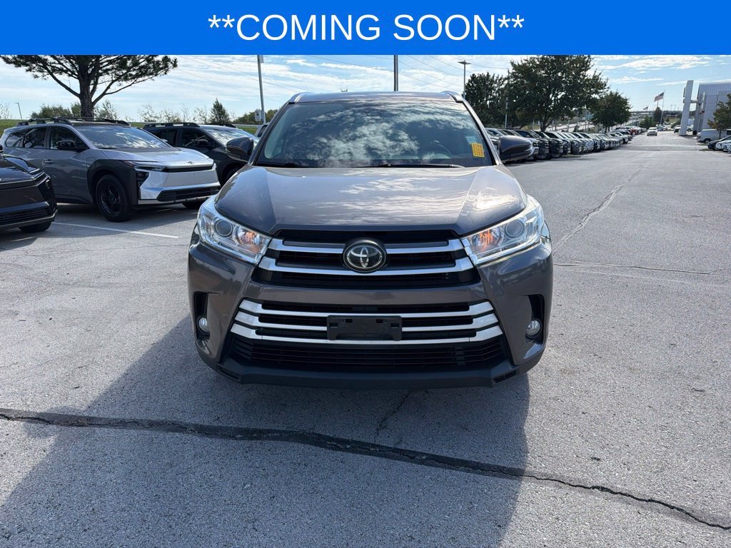 Used 2019 Gray Toyota XLE image 2
