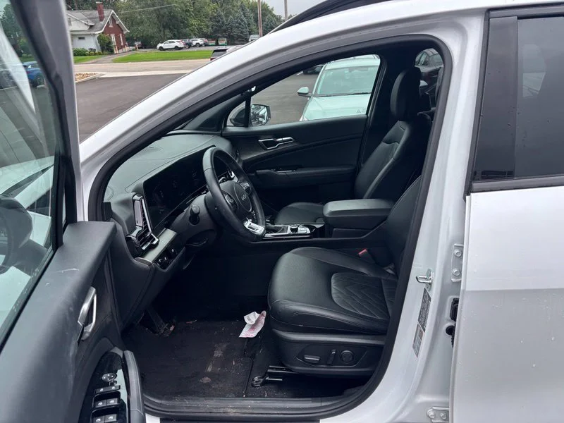 Used 2025 White Kia X-Line image 9