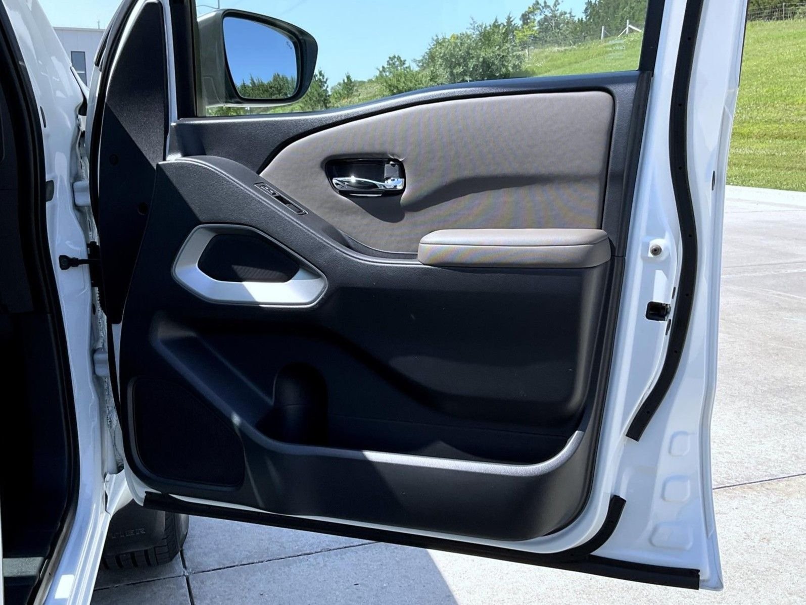 Used 2022 White Nissan SV image 17