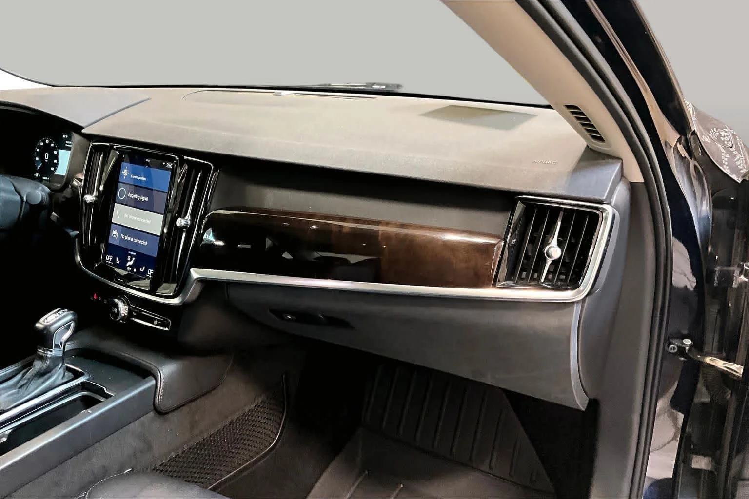 Used 2017 Magic Blue Metallic Volvo Momentum image 18