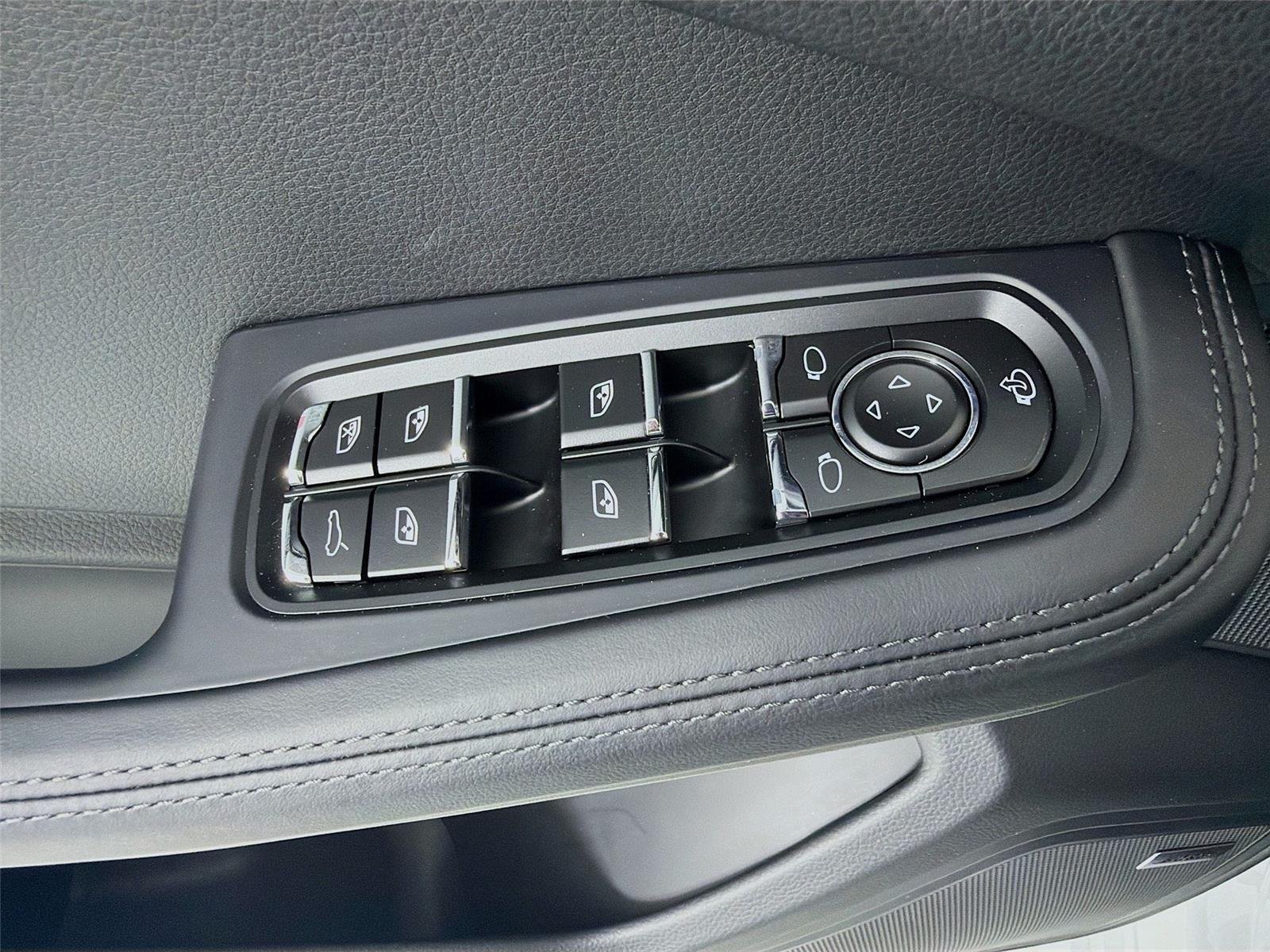 Used 2025 White Porsche  image 8