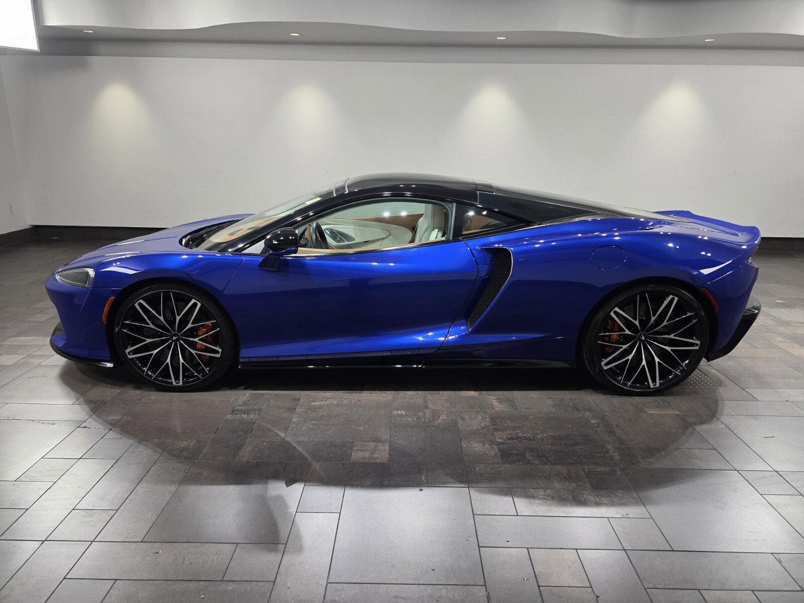 Used 2023 Aurora Blue McLaren  image 3