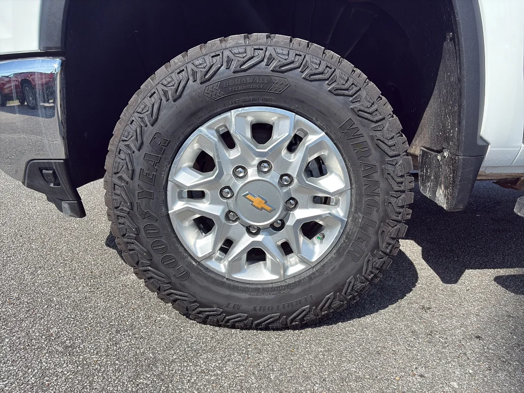 Used 2025 Summit White Chevrolet  image 9
