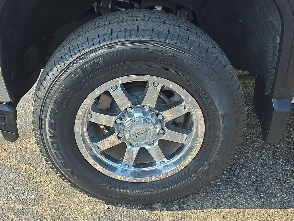 Used 2023 SUMMIT WHITE GMC SLE image 33