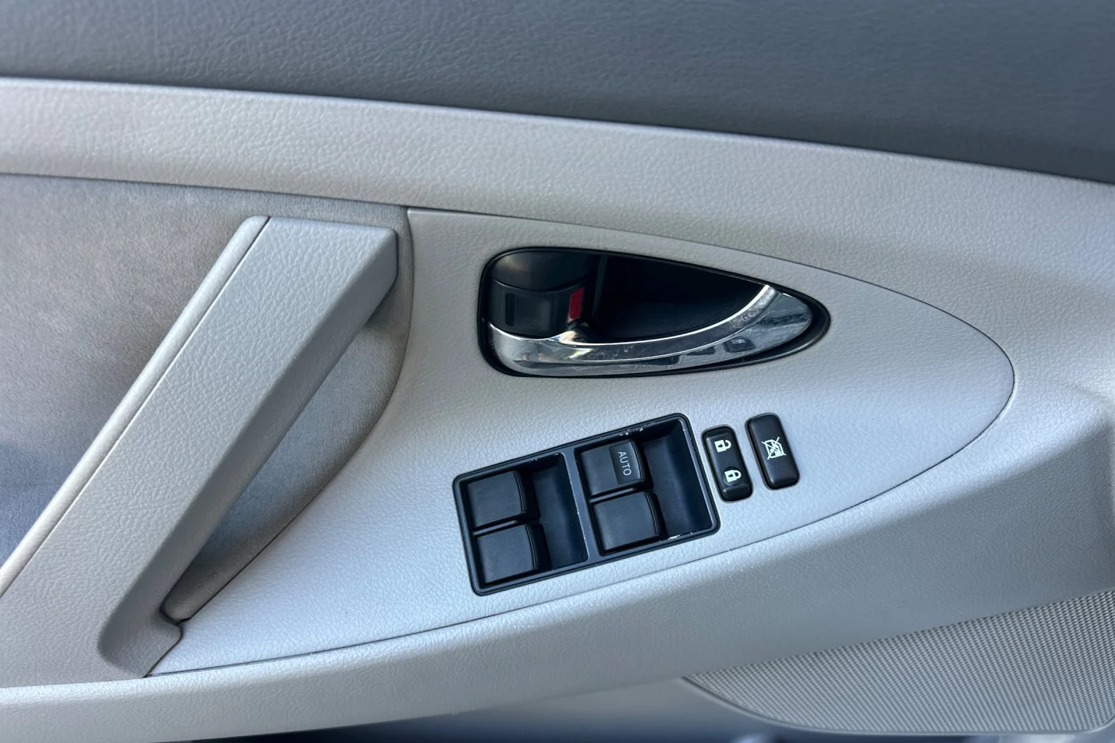 Used 2007 Silver Toyota LE image 18