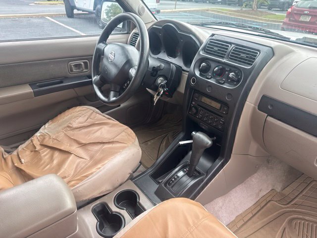 Used 2004 White Nissan XE image 19
