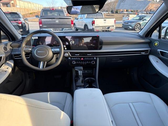 New 2026 White Hyundai SE image 9