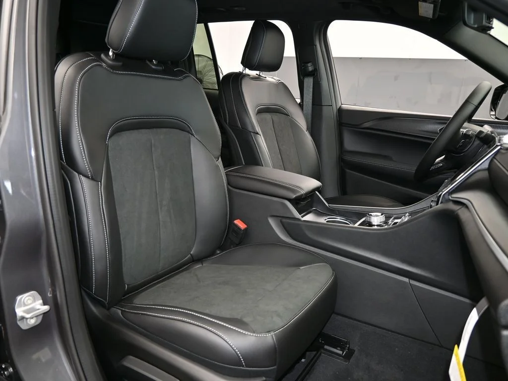 New 2025 Baltic Gray Metallic Clear-Coat Exterior Paint Jeep Altitude X image 34