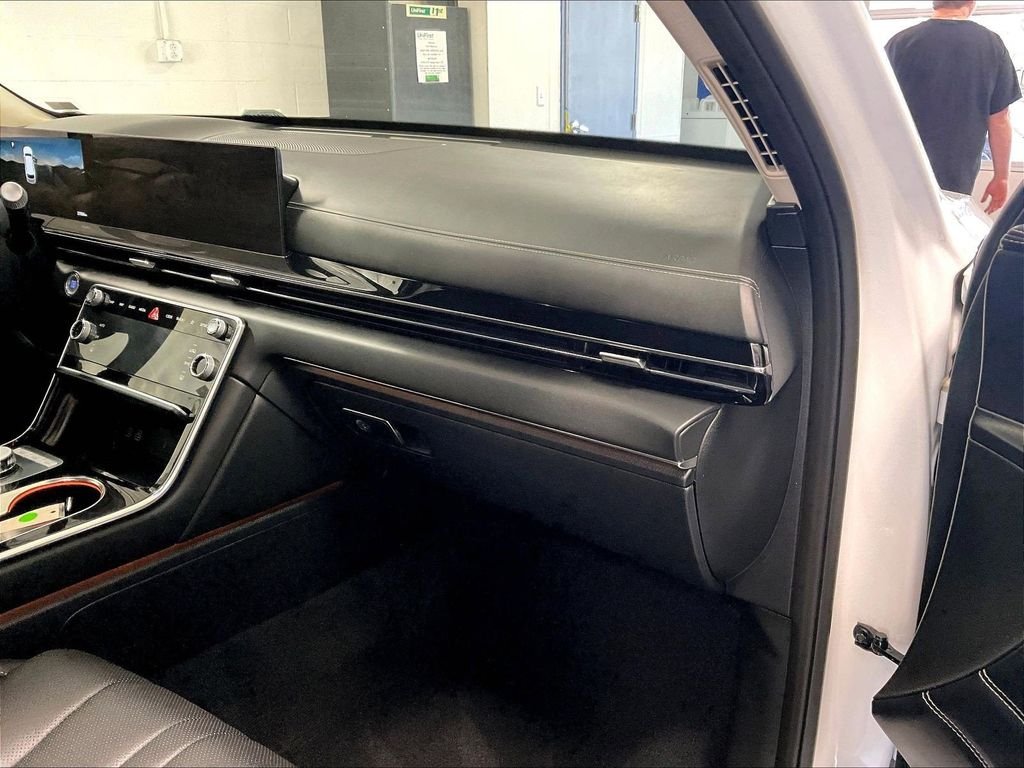 Used 2025 White Genesis 2.5T image 13