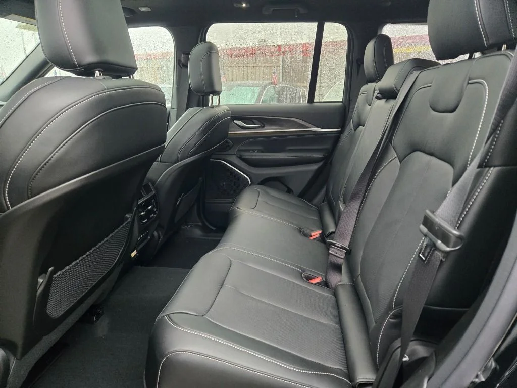 New 2026 Diamond Black Crystal Pearl-Coat Exterior Paint Jeep Limited Reserve image 17