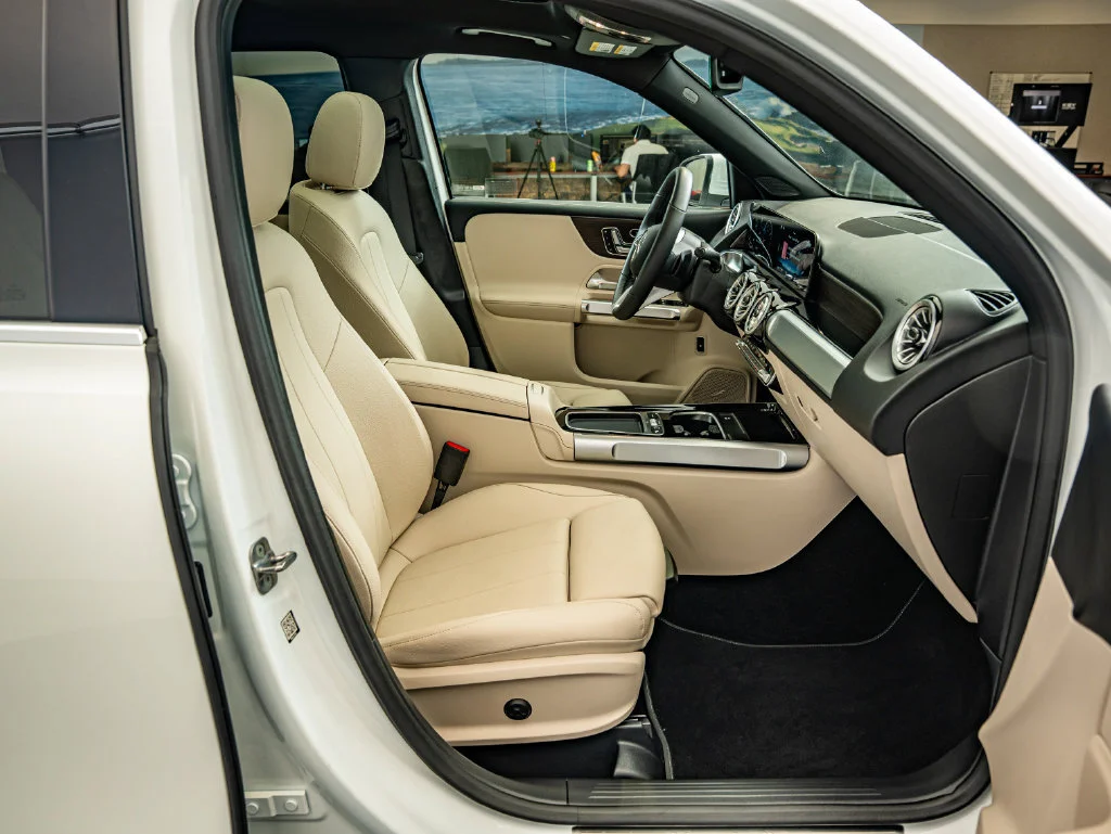 Used 2026 Polar White Mercedes-Benz GLB 250 image 37