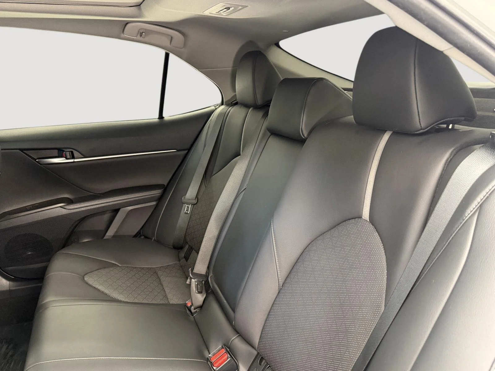 Used 2021 Wind Chill Pearl Toyota XSE image 22