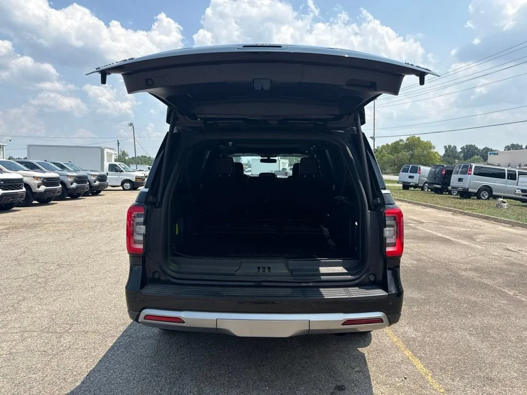 Used 2022  Ford Limited image 32