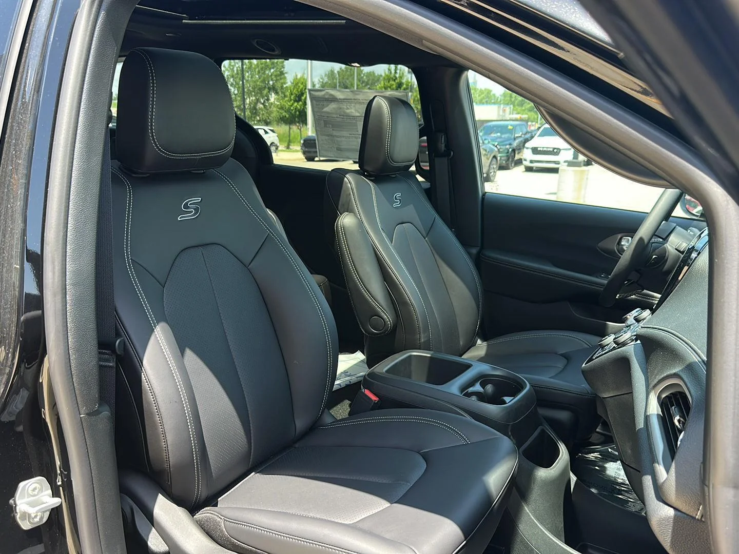 New 2026 Diamond Black Crystal Pearlcoat Chrysler Select image 37
