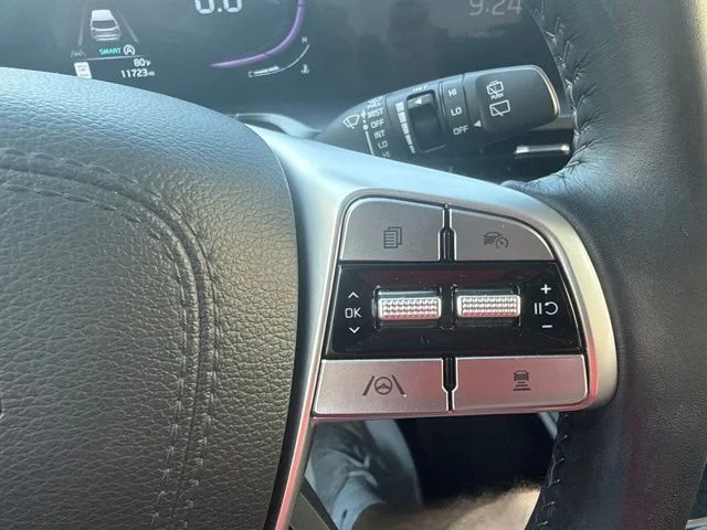 Used 2025 White Kia S image 33