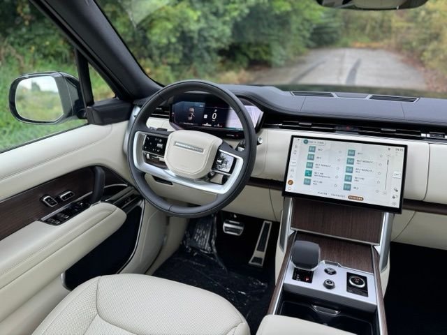 New 2027 Santorini Black Land Rover SE image 22