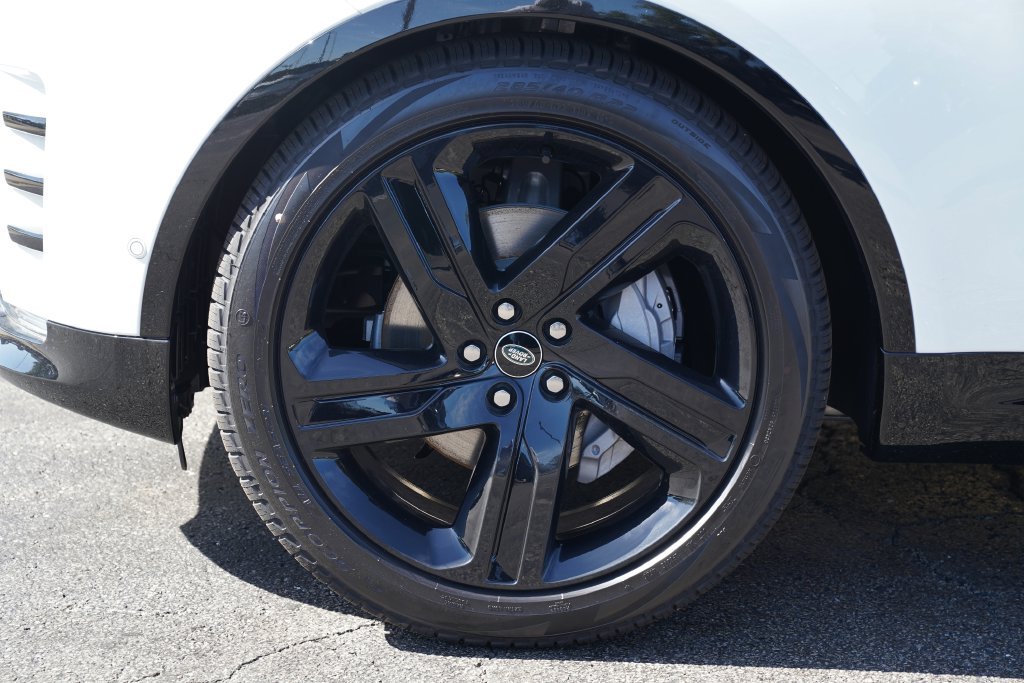 New 2026 Fuji White Land Rover Dynamic SE image 8