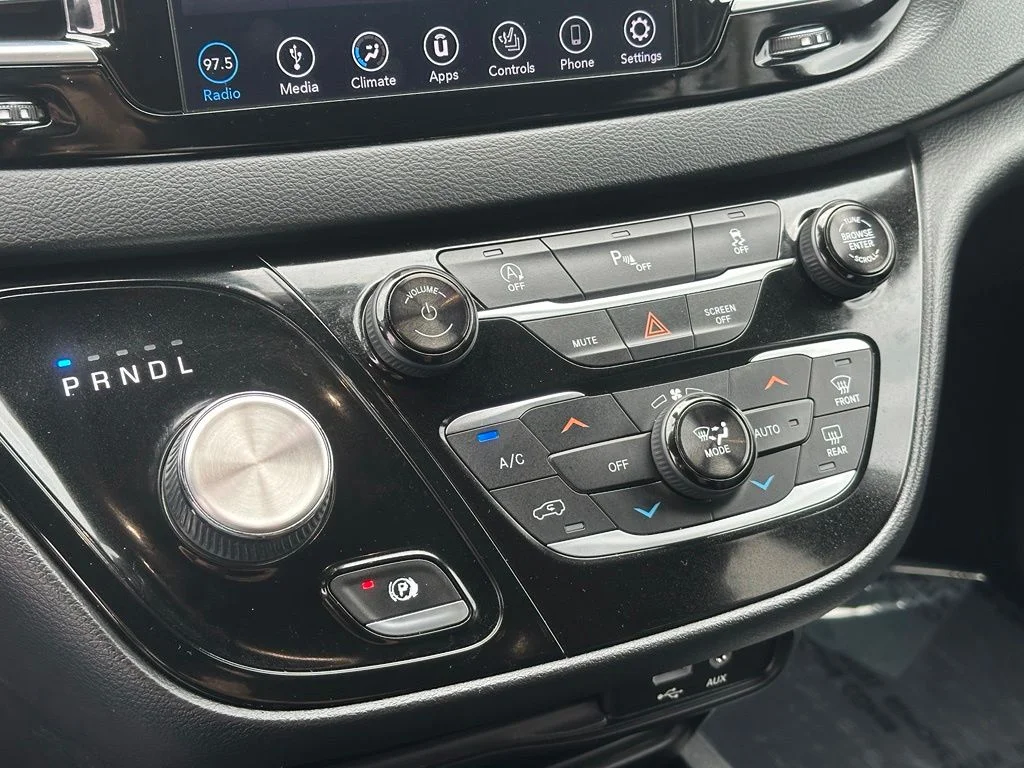Used 2018 White Chrysler Touring L image 6
