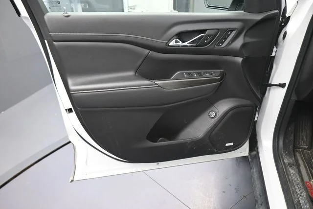 Used 2023 White GMC SLT image 20