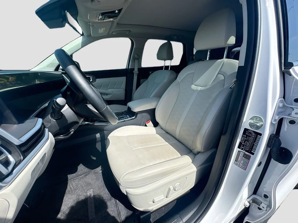 Used 2025 White Kia SX image 23
