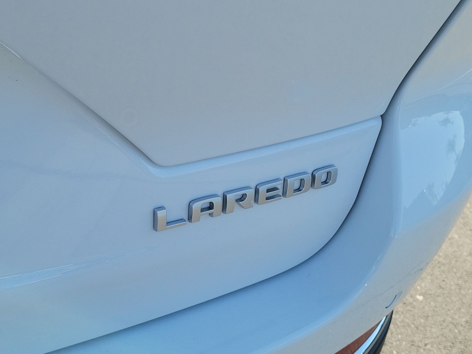 New 2026 Bright White Clear-Coat Exterior Paint Jeep Laredo X image 20