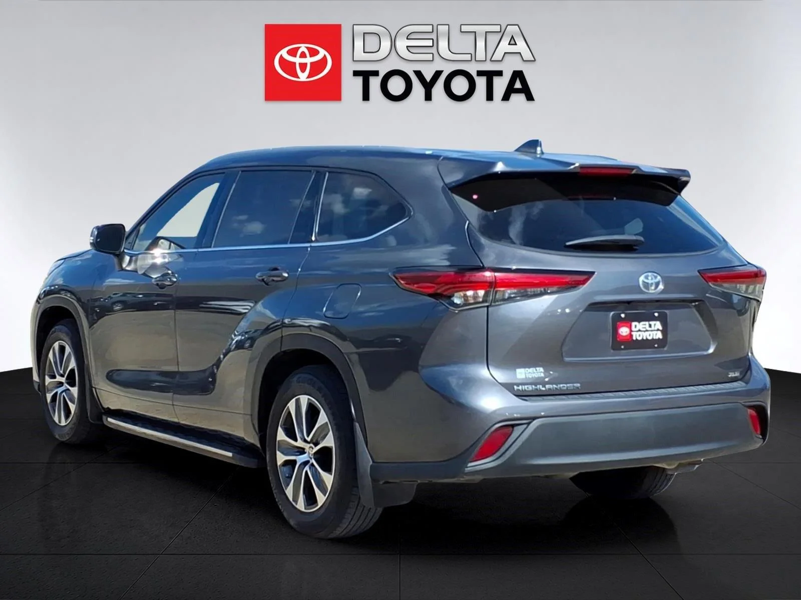 Used 2022 Magnetic Gray Metallic TOYOTA SUV image 3