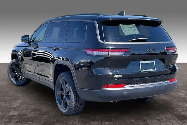 New 2026 Diamond Black Crystal Pearl-Coat Exterior Paint Jeep Limited image 3