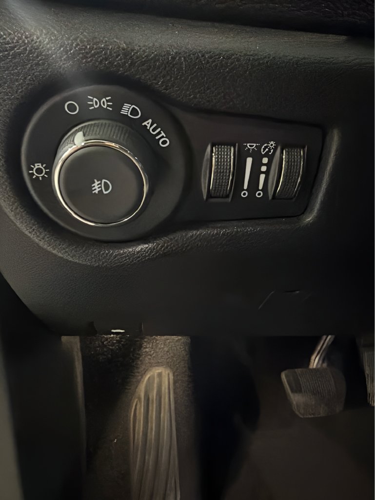 Used 2025  Chrysler Limited image 18