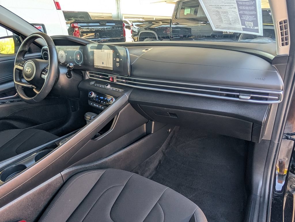 Used 2025 Black Hyundai SEL Convenience image 24