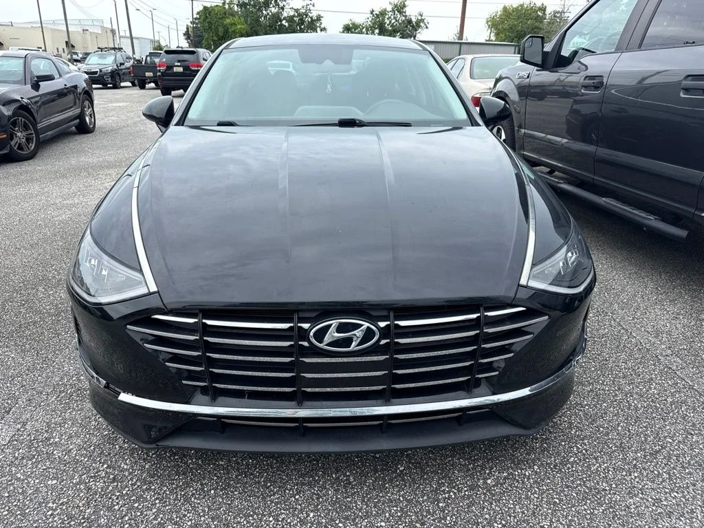Used 2021 Black Hyundai SE image 2
