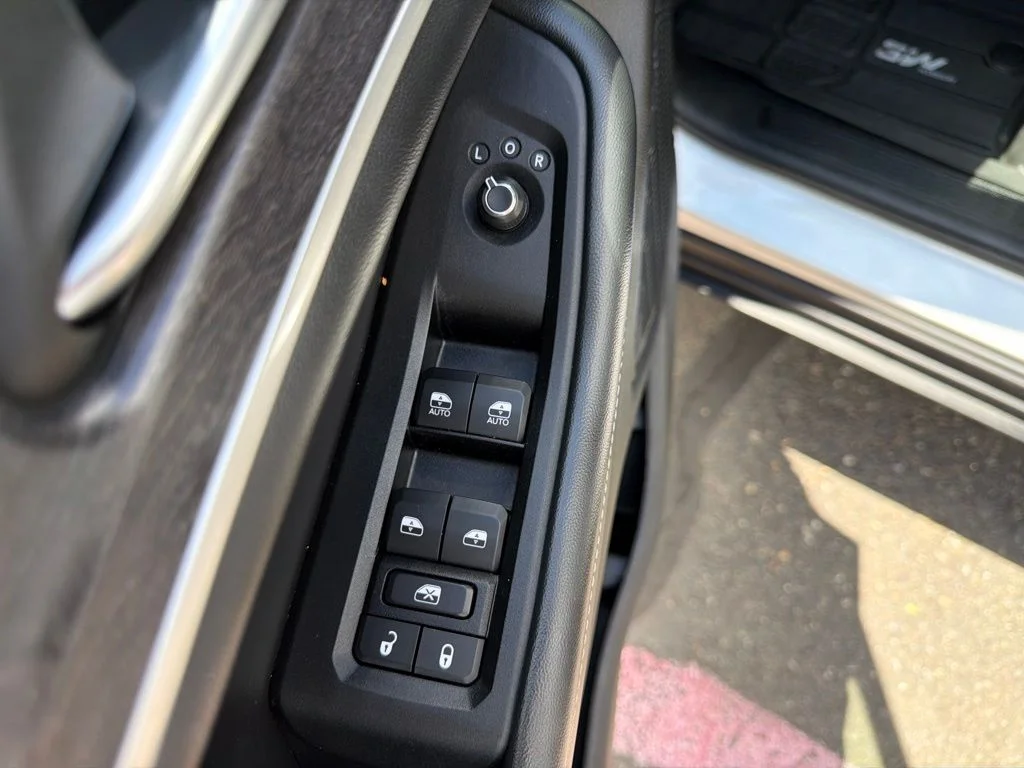 Used 2023 Silver Jeep Limited image 13